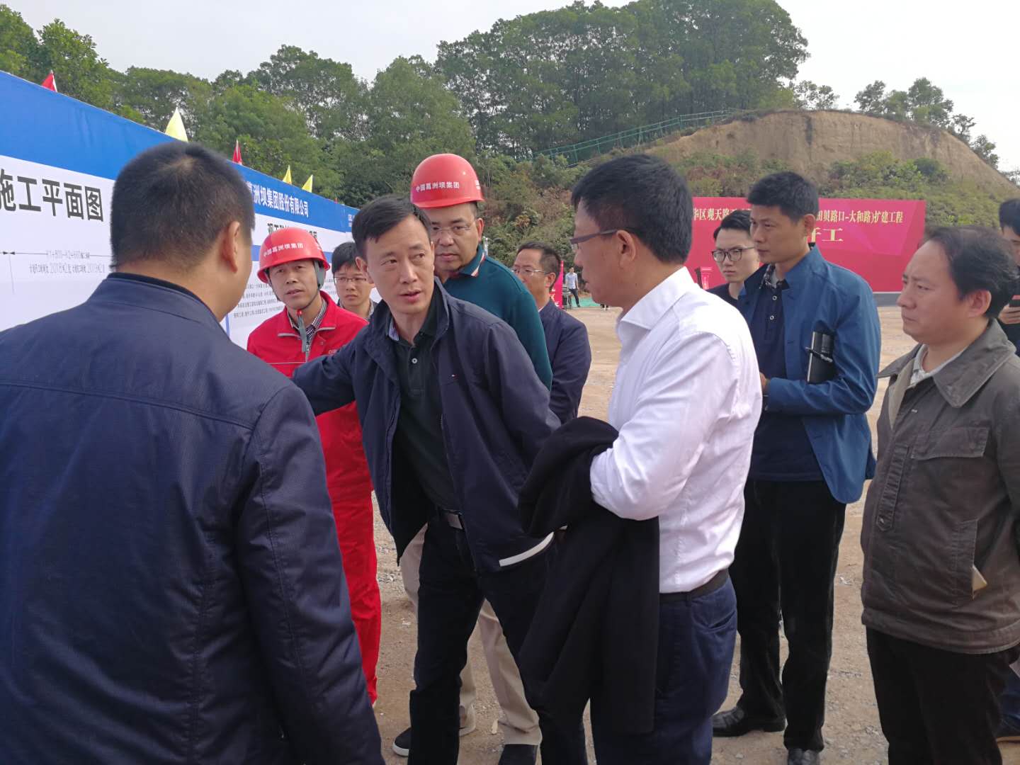 公司总经理孙鹏向龙华区副区长刘斌同志介绍工程设计概况